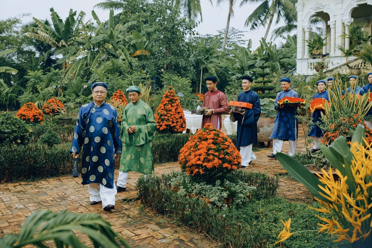 Chú rể cầm áo rọc sang nhà gái, khi trình lễ trước họ hàng sẽ khoác cho cô dâu để làm lễ gia tiên.