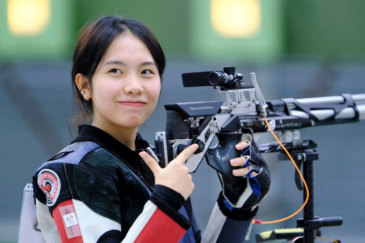 Lê Thị Mộng Tuyền sinh năm 2003, là VĐV của đoàn TP.HCM. Năm 2019, Mộng Tuyền xác định đi theo con đường bắn súng chuyên nghiệp. Năm 2020, Tuyền phá kỷ lục bắn súng ở nội dung sở trường tại giải vô địch quốc gia.