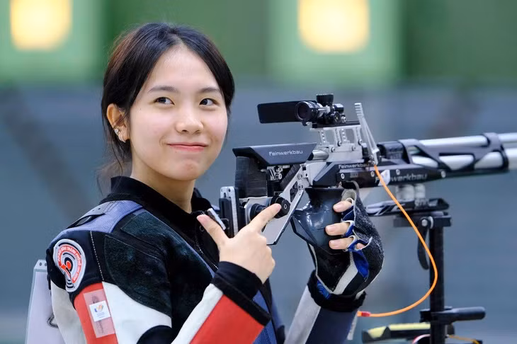 Lê Thị Mộng Tuyền sinh năm 2003, là VĐV của đoàn TP.HCM. Năm 2019, Mộng Tuyền xác định đi theo con đường bắn súng chuyên nghiệp. Năm 2020, Tuyền phá kỷ lục bắn súng ở nội dung sở trường tại giải vô địch quốc gia.