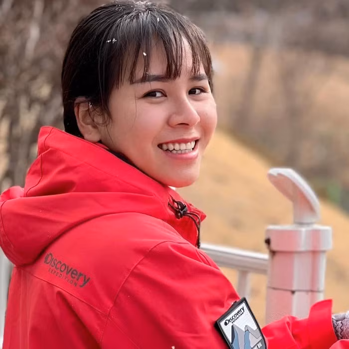 Nhìn nụ cười tươi tắn của cô gái chỉ mới 24 tuổi này, ít ai nghĩ rằng đây là nữ xạ thủ với những thành tích đáng nể ở bộ môn bắn súng, là người giành được 1 trong 2 suất tham dự Olympic Paris năm nay.