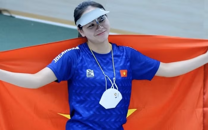 Điều đặc biệt là nữ xạ thủ này khởi đầu nghiệp thể thao với môn điền kinh. Ba năm tập chạy nhưng không có thành tích nào đáng kể, nữ VĐV này sau đó bén duyên với bộ môn bắn súng và đạt được nhiều huy chương ở các giải khác nhau.