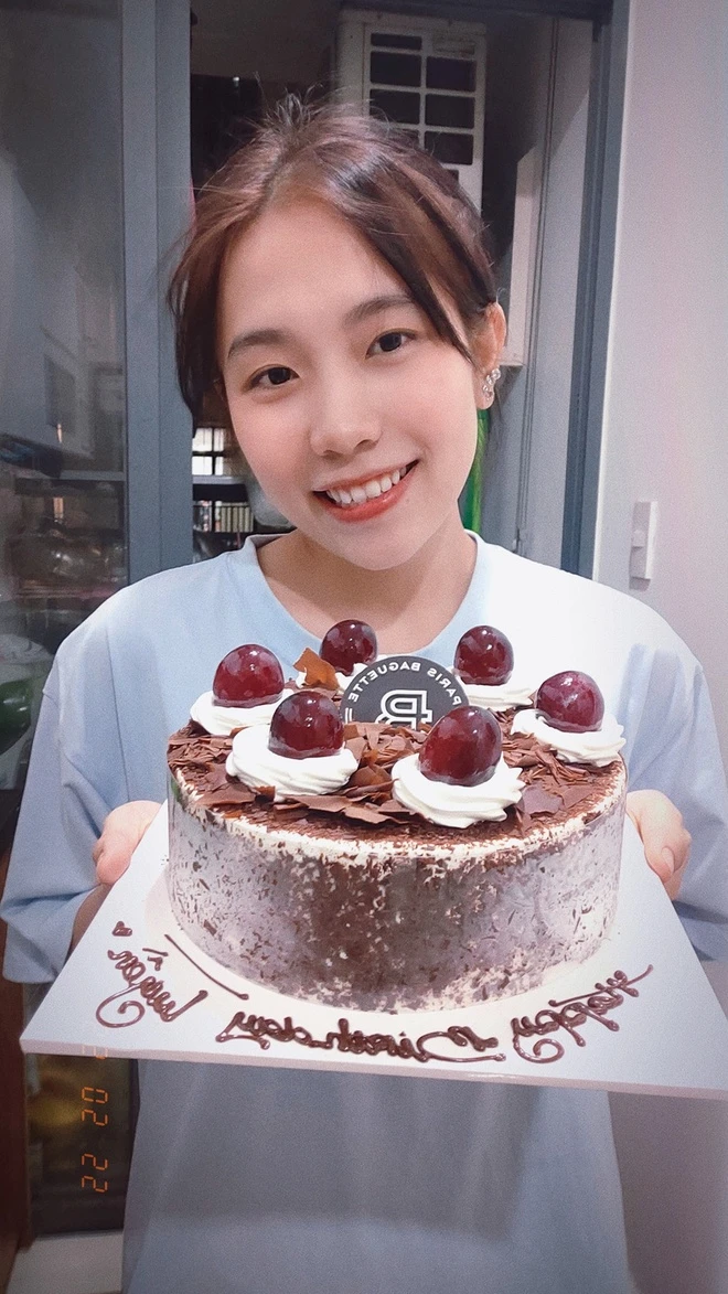 Cô gái 21 tuổi sở hữu gương mặt ưa nhìn, đôi mắt sáng.