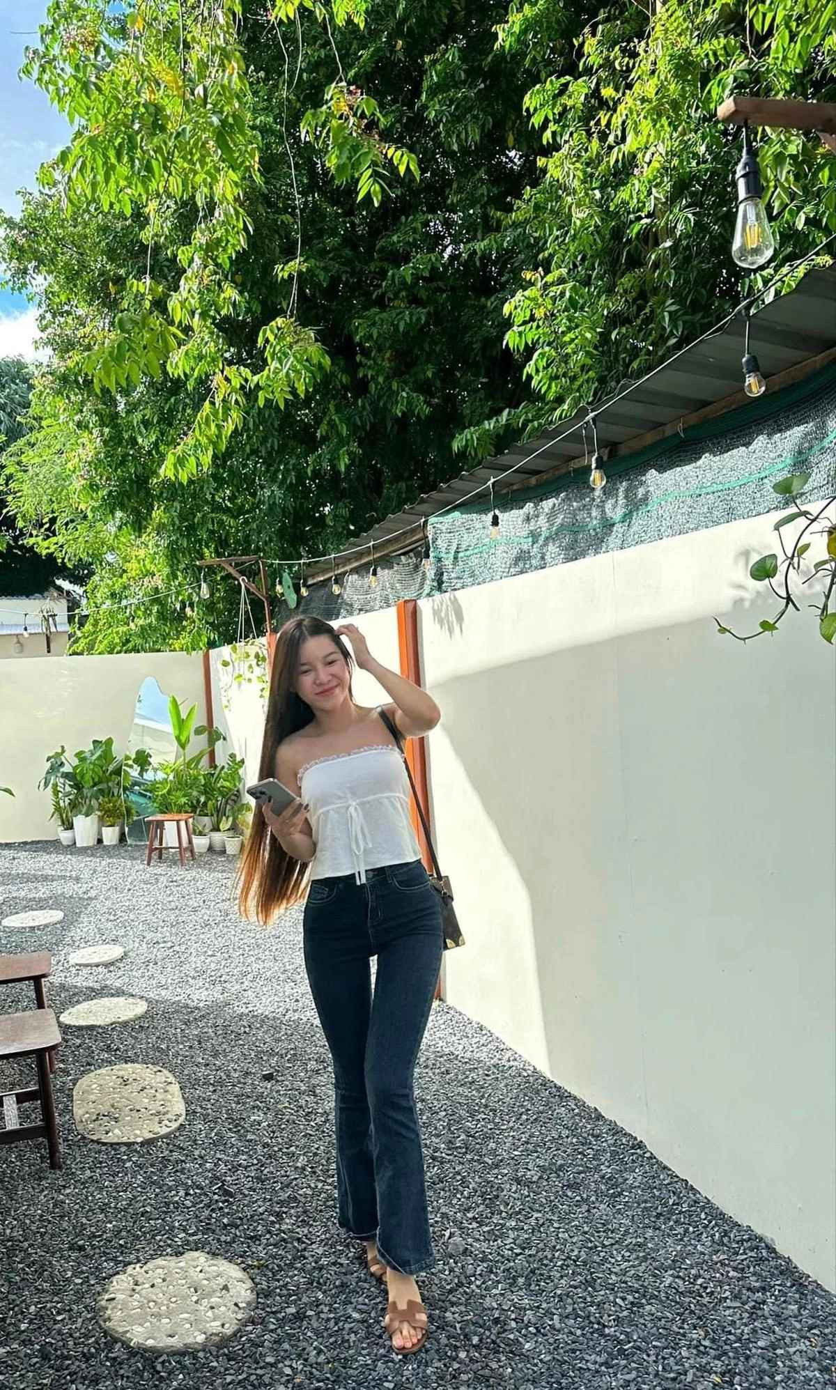 Vóc dáng chuẩn chỉnh của vợ Đặng Văn Lâm nhận về nhiều lời khen.