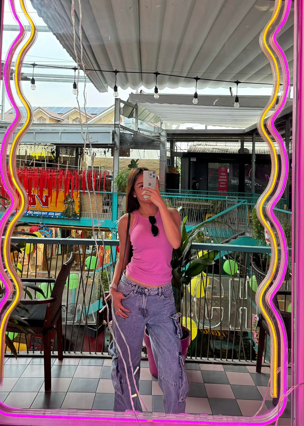 Không những vậy, vợ Đặng Văn Lâm còn nhận được nhiều lời khen ngợi với vóc dáng chuẩn chỉnh tựa "đồng hồ cát", vòng nào ra vòng đó. Điều này giúp cô dễ dàng cân nhiều thiết kế váy áo khó nhằn.