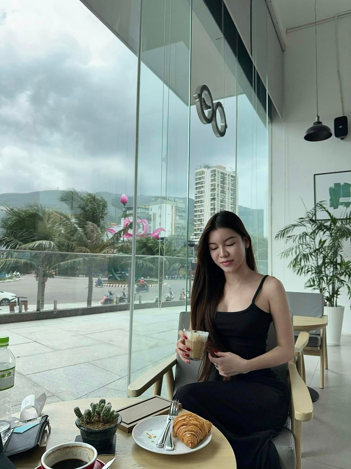 Yến Xuân - vợ Đặng Văn Lâm gây bất ngờ với giao diện xinh đẹp, chẳng kém cạnh gì thí sinh của một cuộc thi hoa hậu.