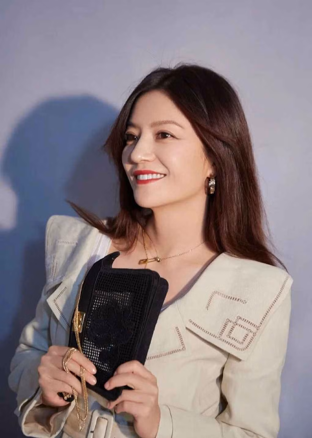 Sau ngần ấy năm trôi qua, Triệu Vy cũng đã đóng thêm nhiều bộ phim mới nhưng mỗi lần nhắc đến cô, khán giả Việt luôn nhớ đến hình tượng tinh nghịch, hoạt bát trong vai diễn Tiểu Yến Tử của Hoàn Châu cách cách phiên bản 1998.