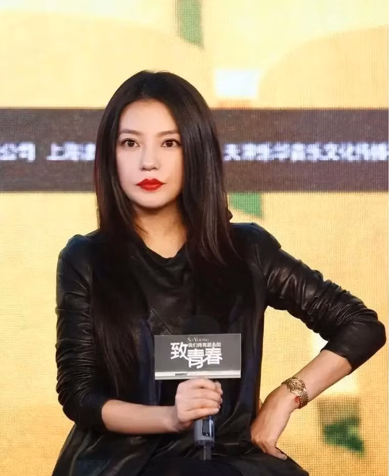 Cuộc sống của Triệu Vy hiện khá im ắng và rời xa ống kính của truyền thông. Cô dành thời gian tìm hiểu về Phật giáo, làm việc thiện và đi du lịch.