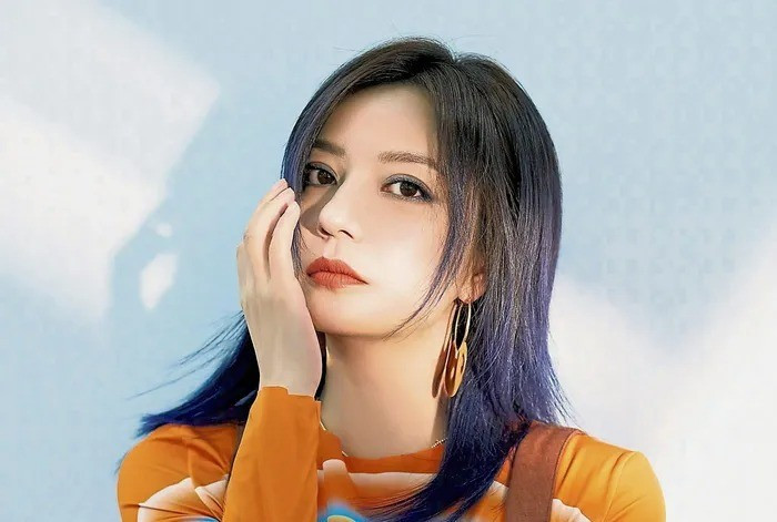 Ngoài đóng phim, Triệu Vy thành công trong vai trò ca sĩ với nhiều ca khúc nổi tiếng được sử dụng trong phim như Nhớ anh, Bến xe ly biệt... Triệu Vy còn làm đạo diễn cho nhiều phim điện ảnh, truyền hình, là một ngôi sao có tiếng ở Trung Quốc và nước ngoài. Ảnh sử dụng trong bài: Sina/ Weibo 