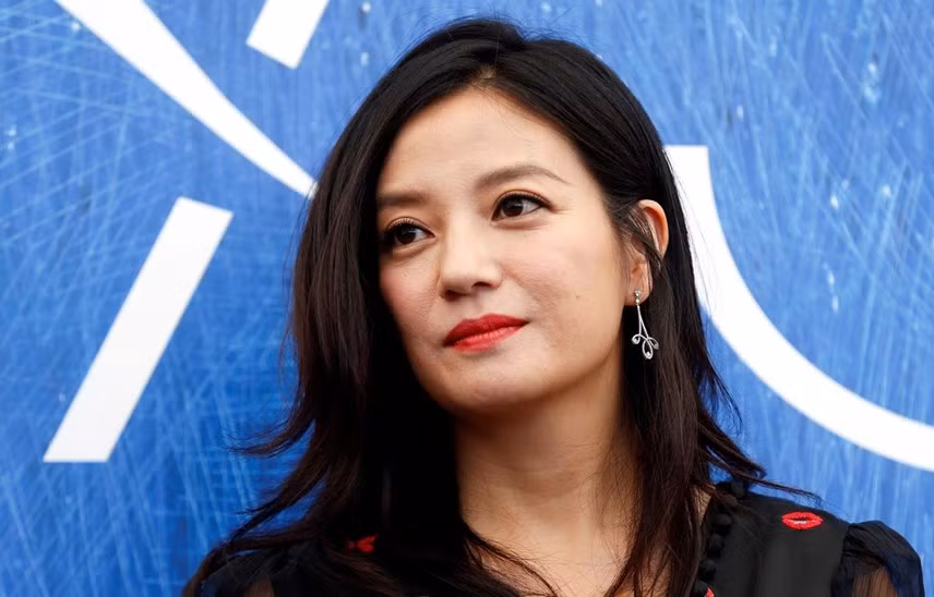 Tuy nhiên, chỉ tới cuối tháng 4, tin dữ lại đến với Triệu Vy. Truyền thông Trung Quốc cho biết cổ phần của Triệu Vy trong công ty giải trí bị phong tỏa, giá trị cổ phần lên tới 5 triệu NDT (17,4 tỷ đồng).