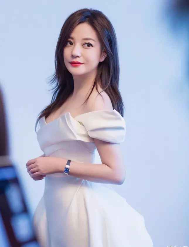 Tờ Sina nhận định, hy vọng trở lại làng giải trí của Triệu Vy bất ngờ bị dập tắt. 3 tháng qua, nữ diễn viên không có bất kỳ cập nhật nào trên mạng xã hội hay lộ diện trước công chúng. Những khán giả yêu mến "én nhỏ" thực sự tò mò về tình hình hiện tại của cô.