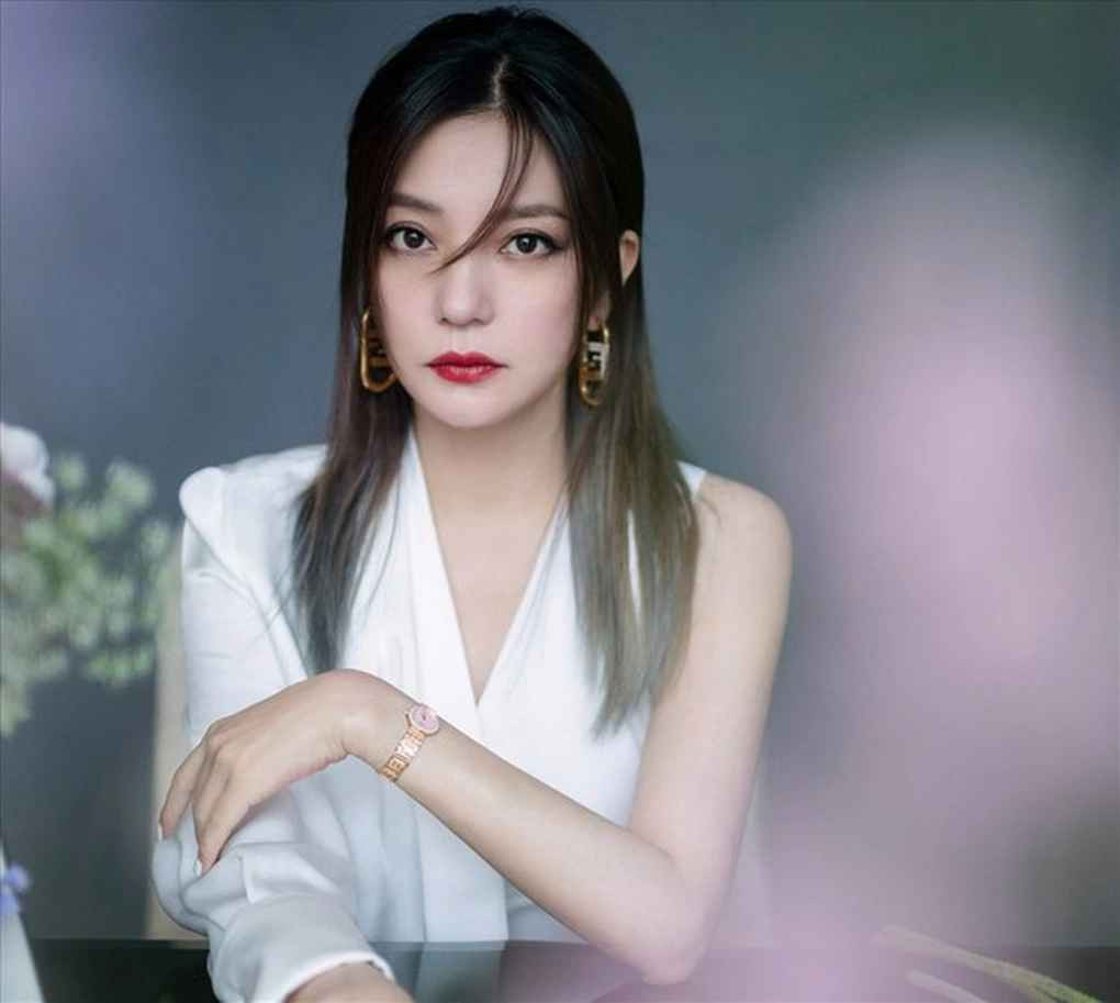 Mới đây, thông tin Triệu Vy trở lại làng giải trí Hoa ngữ sau nhiều năm ở ẩn gây chú ý sau khi có tin đồn cho rằng, nữ diễn viên được mời tham gia một chương trình truyền hình hồi tháng 4. Ngoài ra, một nguồn tin của 163 tiết lộ, cô nàng chính thức tái xuất vào tháng 6.