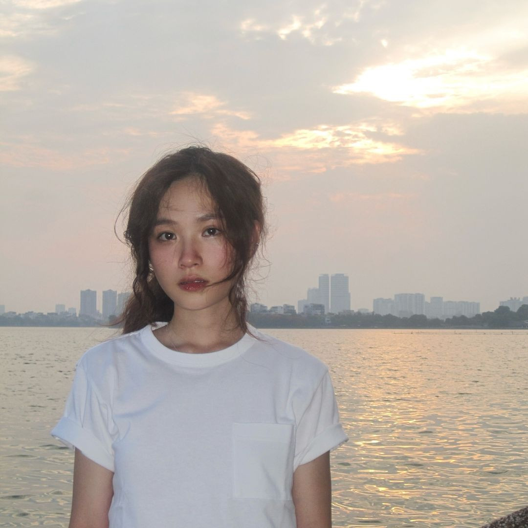 Hồng Nhung đã chụp lại bầu trời với những đám mây mình thấy trên đường đi lượn lờ, và bằng trí tượng tượng của mình, cô nàng đã vẽ lại thành những bức tranh vô cùng ngộ nghĩnh, đáng yêu.