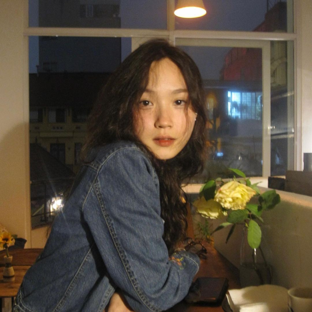 Đằng sau những bức vẽ xinh xắn là một cô nàng có nhan sắc xinh đẹp tựa như nàng thơ.