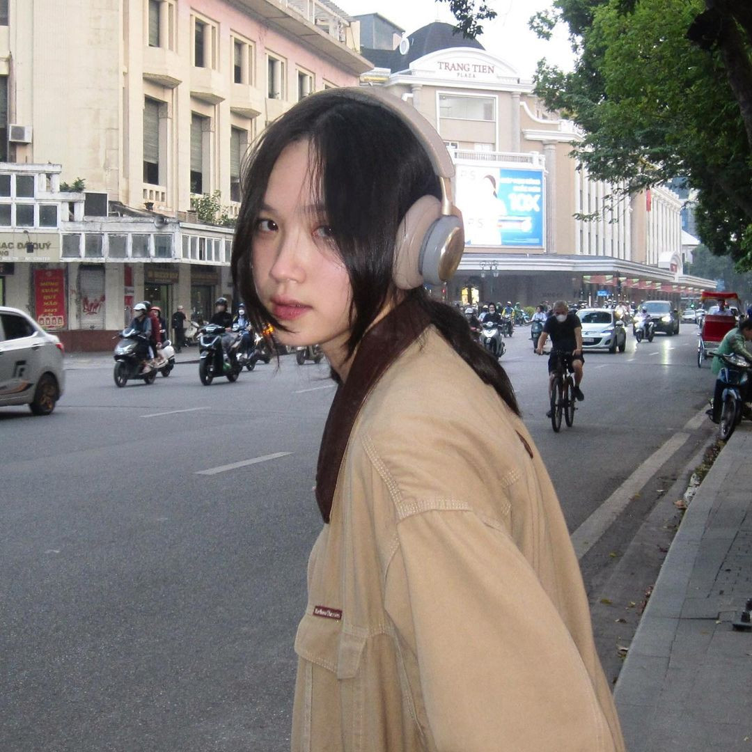 Được biết, Hồng Nhung tốt nghiệp ngành thiết kế đồ hoạ trường FPT Greenwich. Cô bạn có 4 năm làm việc tại Hà Nội nhưng hiện tại đang lựa chọn "gap year" và chuyển về sinh sống tại quê nhà Từ Sơn, Bắc Ninh.