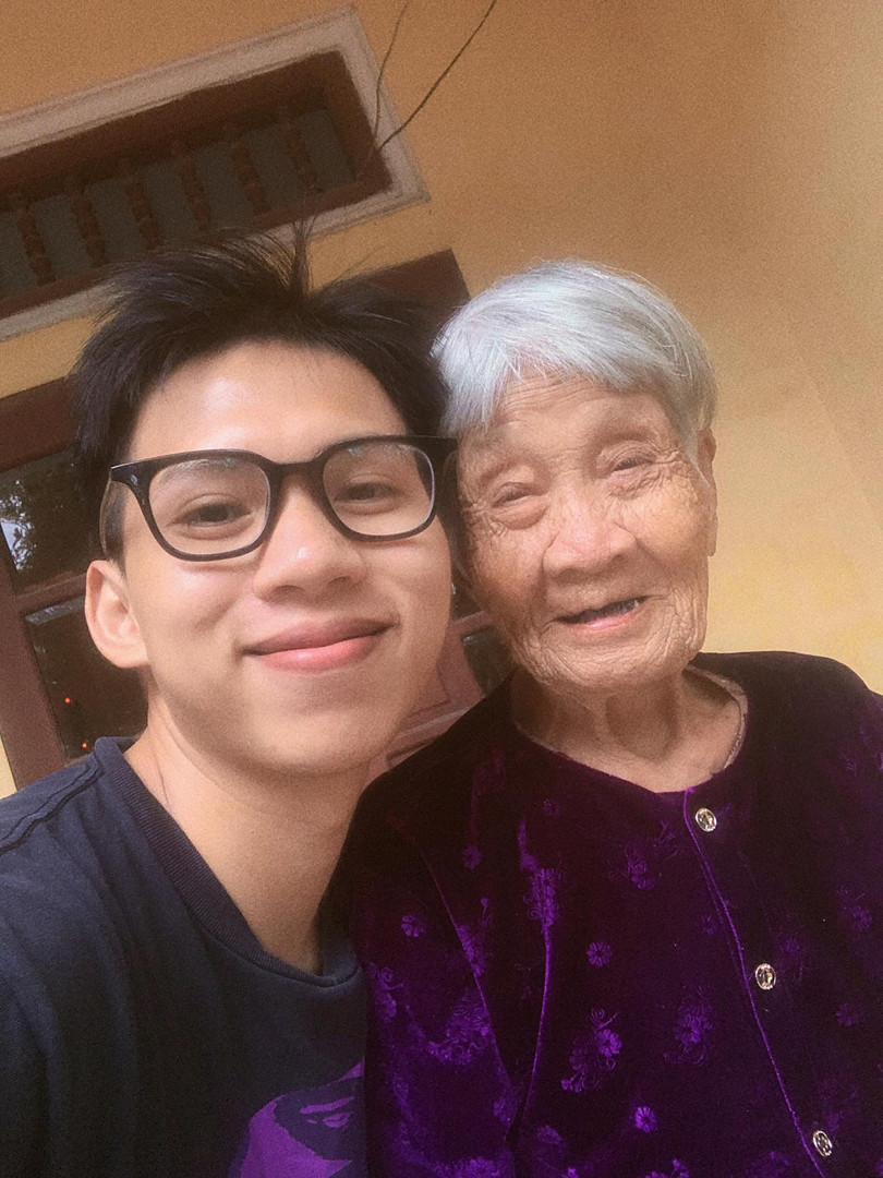 Nụ cười móm mém của bà cụ khi được chụp ảnh với cháu trai khiến nhiều người xúc động. (Ảnh: Tiktok bom.thm)