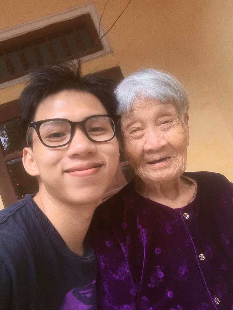 Nụ cười móm mém của bà cụ khi được chụp ảnh với cháu trai khiến nhiều người xúc động. (Ảnh: Tiktok bom.thm)