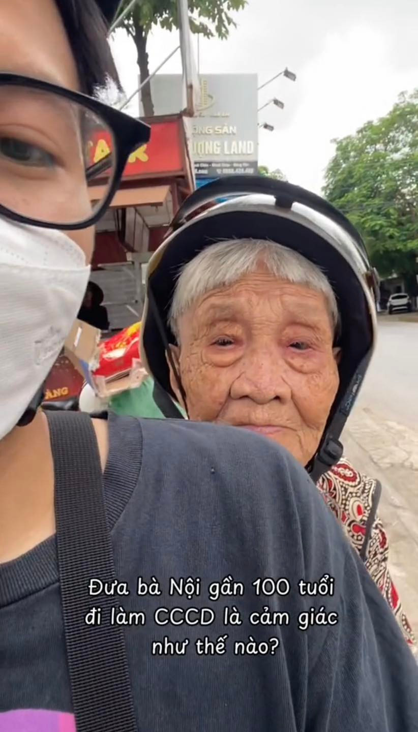 Hoàng Minh chia sẻ, video đưa bà nội đi làm CCCD được anh quay vào ngày 9/7 như một cách lưu giữ kỷ niệm về bà. Minh không ngờ, video lại nhận được sự quan tâm đặc biệt như vậy. Hiện tại video nhận được hơn 700.000 lượt xem. (Ảnh: cắt từ clip)