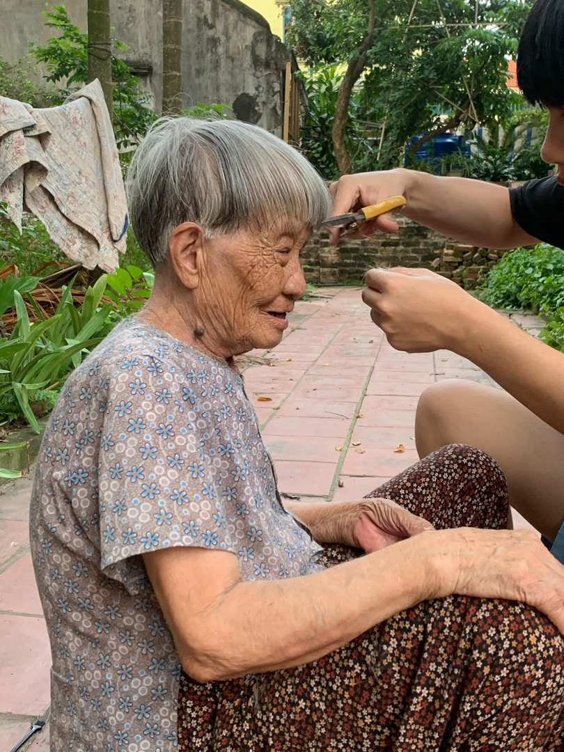 Hoàng Minh cũng chia sẻ thêm, chính anh đã cắt tóc cho bà, kiểu tóc độc đáo khiến rất nhiều bạn trẻ thích thú. (Ảnh: Tiktok bom.thm)