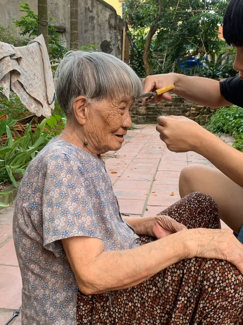 Hoàng Minh cũng chia sẻ thêm, chính anh đã cắt tóc cho bà, kiểu tóc độc đáo khiến rất nhiều bạn trẻ thích thú. (Ảnh: Tiktok bom.thm)