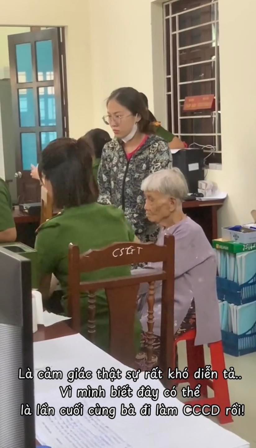 Chàng trai đăng tải video kèm theo dòng trạng thái đầy xúc động: "Đưa bà nội gần 100 tuổi đi làm căn cước công dân là cảm giác thế nào?" . "Là cảm giác thật sự rất khó diễn tả... Vì mình biết đây có thể là lần cuối cùng bà đi làm căn cước công dân rồi!"(Ảnh: cắt từ clip)
