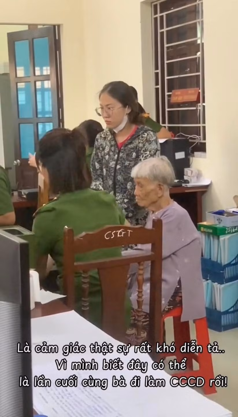 Chàng trai đăng tải video kèm theo dòng trạng thái đầy xúc động: "Đưa bà nội gần 100 tuổi đi làm căn cước công dân là cảm giác thế nào?" . "Là cảm giác thật sự rất khó diễn tả... Vì mình biết đây có thể là lần cuối cùng bà đi làm căn cước công dân rồi!"(Ảnh: cắt từ clip)