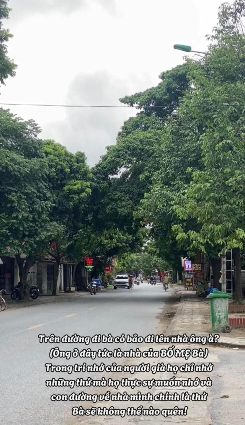 Tác giả chú thích thêm: "Trên đường đi, bà có bảo đi lên nhà ông à? (Ông ở đây tức là nhà của bố mẹ bà). Trong trí nhớ của người già, họ chỉ nhớ những thứ mà họ thực sự muốn nhớ và con đường về nhà mình chính là thứ bà sẽ không thể nào quên!". (Ảnh: cắt từ clip)