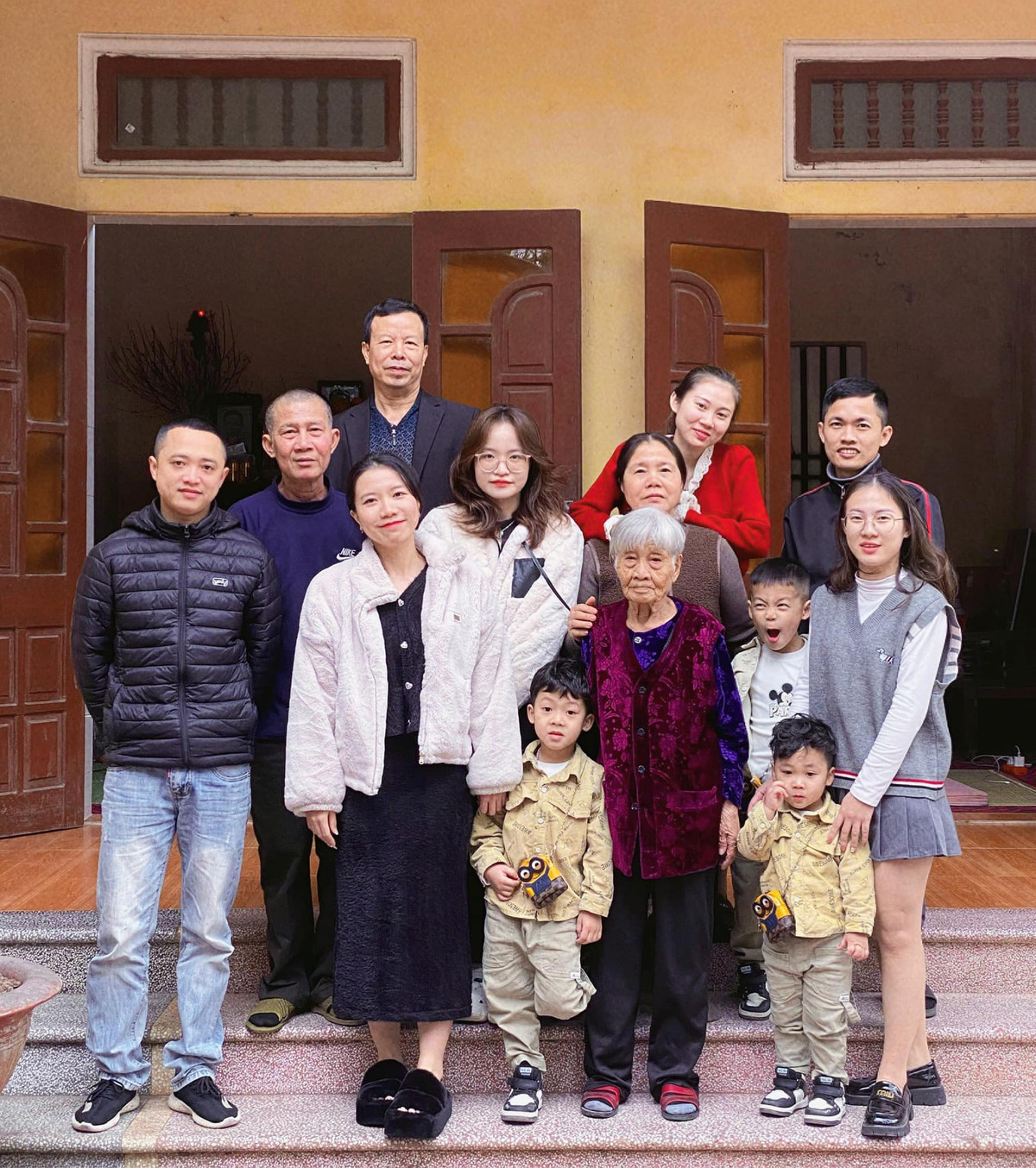 Nhiều người vô cùng xúc động và đã để lại bình luận dưới bài đăng: "Đáng yêu quá, ngày trước bà mình được cán bộ xuống tận nơi làm căn cước, bà cứ bảo làm phiền mọi người quá tự bà cũng đi lên công an xã được mà. À bà mình năm nay 90 tuổi rồi ạ", "Nhìn bà đẹp lão quá, chúc bà luôn mạnh khỏe".(Ảnh: FBNV)