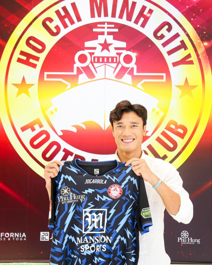 Theo tìm hiểu bản hợp đồng trị giá bạc tỉ, ngoài tiền lót tay và tiền lương hấp dẫn, việc gần vợ con cũng là lý do để thủ môn sinh năm 1997 quyết định gắn bó với đội bóng này