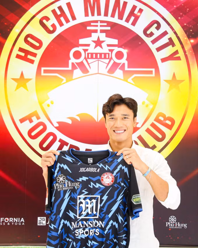 Theo tìm hiểu bản hợp đồng trị giá bạc tỉ, ngoài tiền lót tay và tiền lương hấp dẫn, việc gần vợ con cũng là lý do để thủ môn sinh năm 1997 quyết định gắn bó với đội bóng này