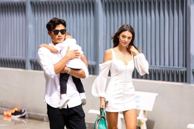 Trong ngày kí hợp đồng với CLB TP HCM, Tiến Dũng quyết định đưa vợ mẫu tây Dianka và con trai Danil cùng tham dự