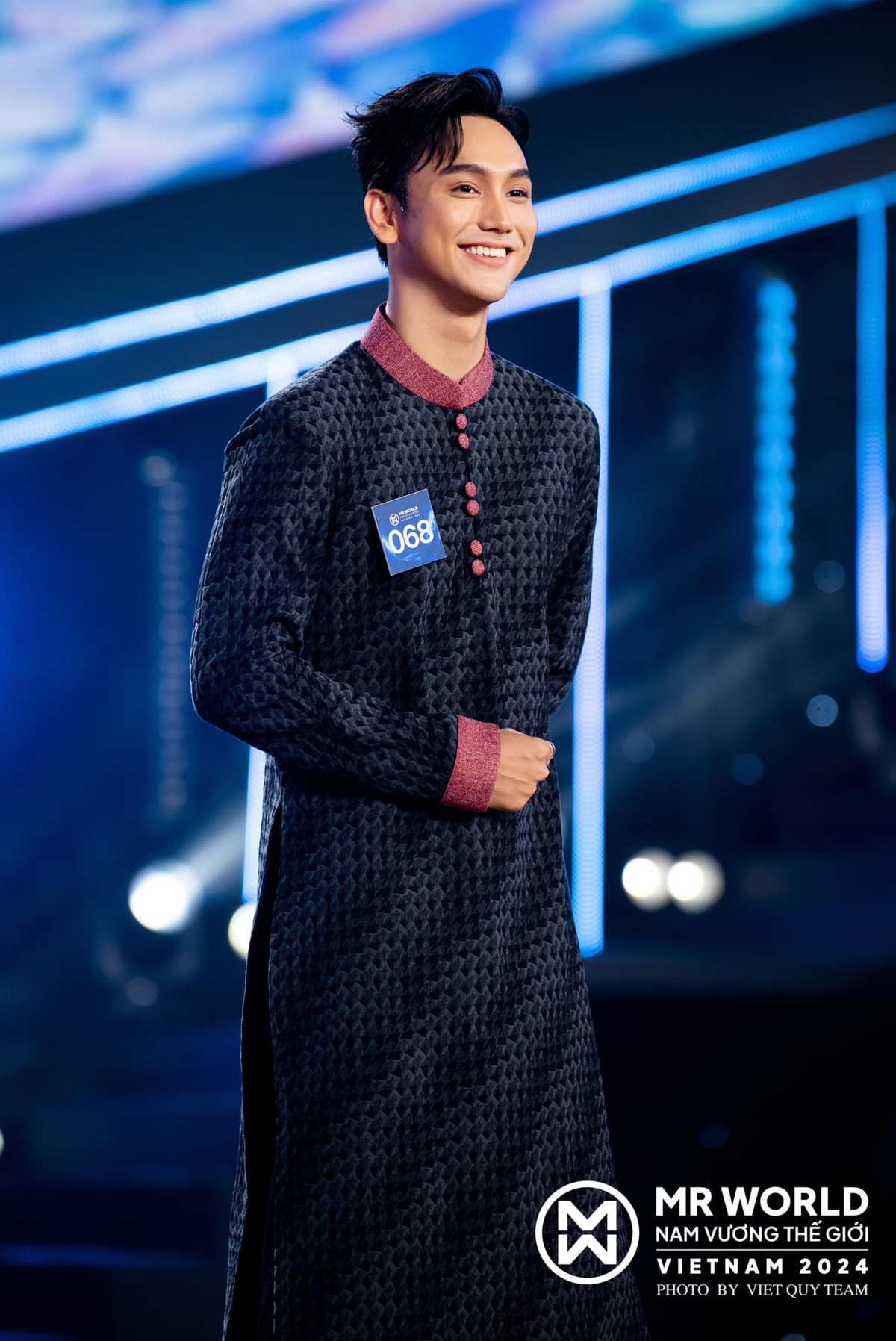 Anh chàng sở hữu phong thái tự tin cùng tính cách hài hước ở các video hậu trường hay livestream.