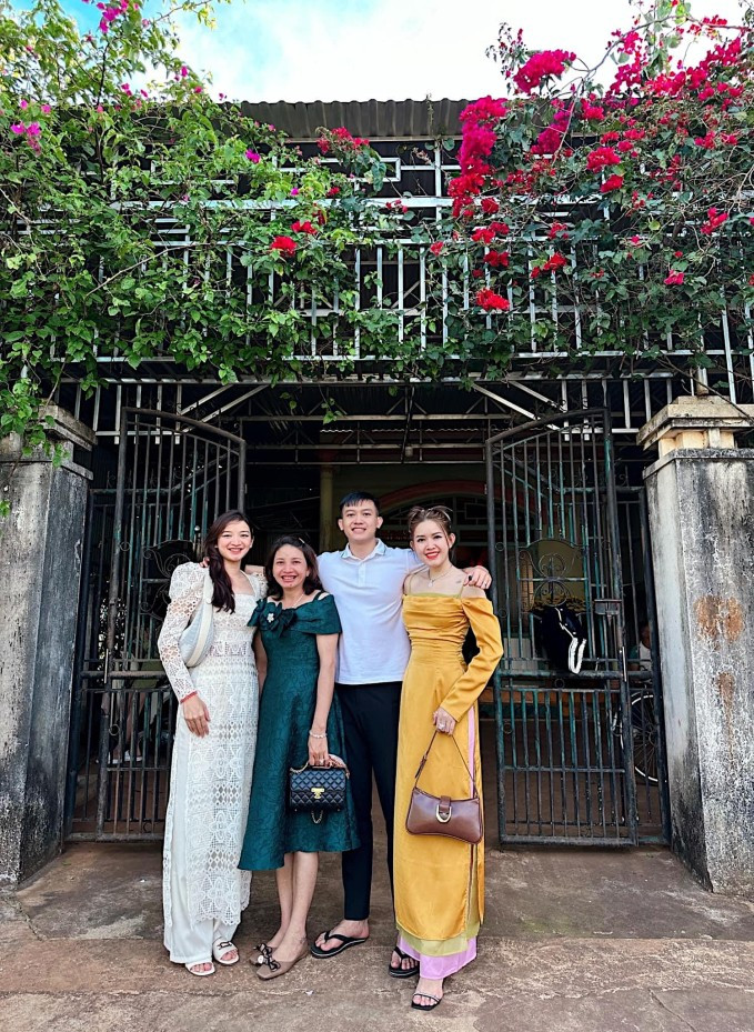 Được biết Đinh Ta Bi sinh năm 2001, là người dân tộc H’rê, đến từ Gia Lai. Hiện tại anh chàng đang theo học tại Đại học Y Dược Buôn Mê Thuột. Hai người chị của anh - Đinh Thị Thuỳ Trang, Đinh Y Quyên cũng từng thi sắc đẹp.