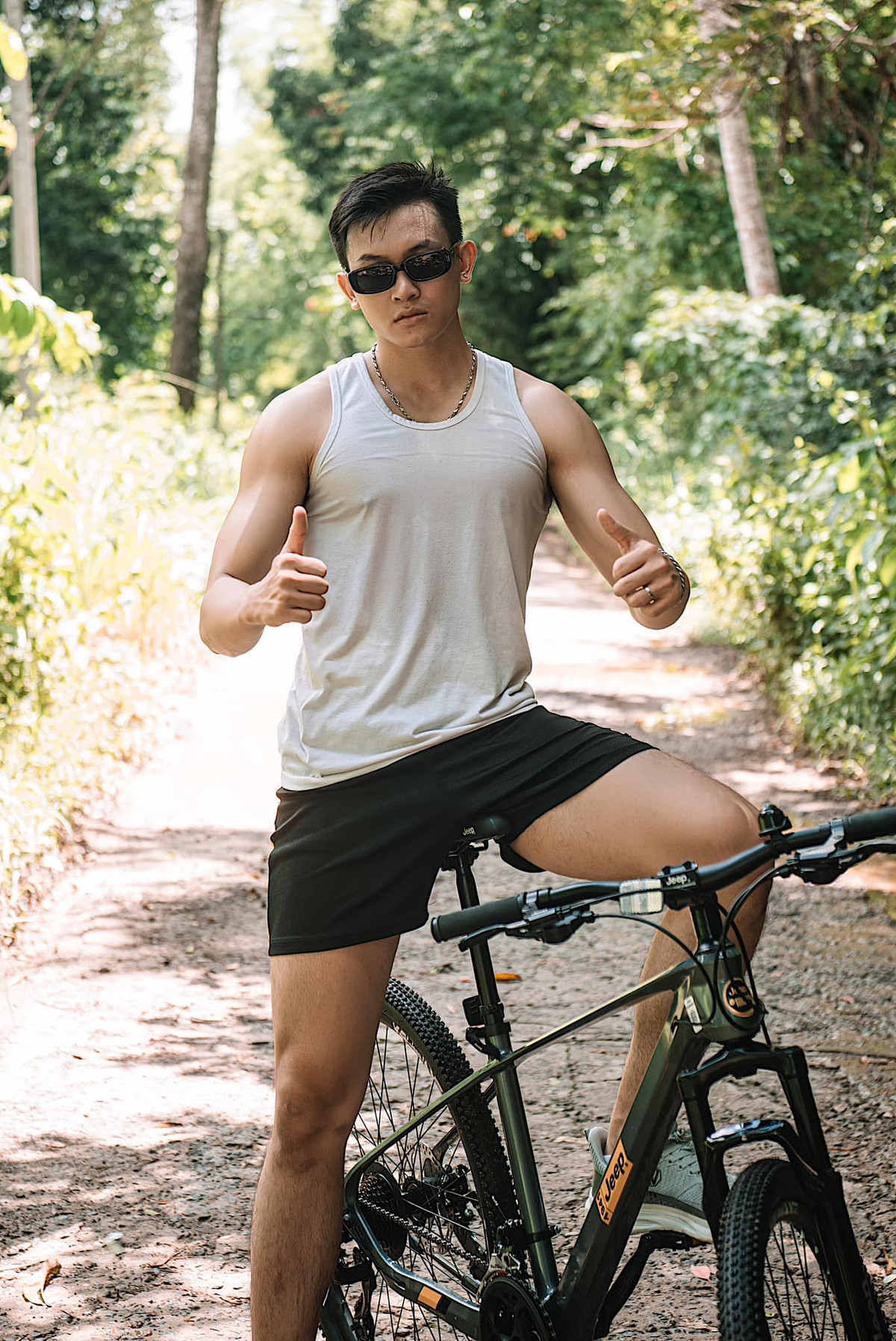 Hình ảnh đời thường của Ta Bi, anh chàng yêu thích các môn thể thao vận động như đạp xe.