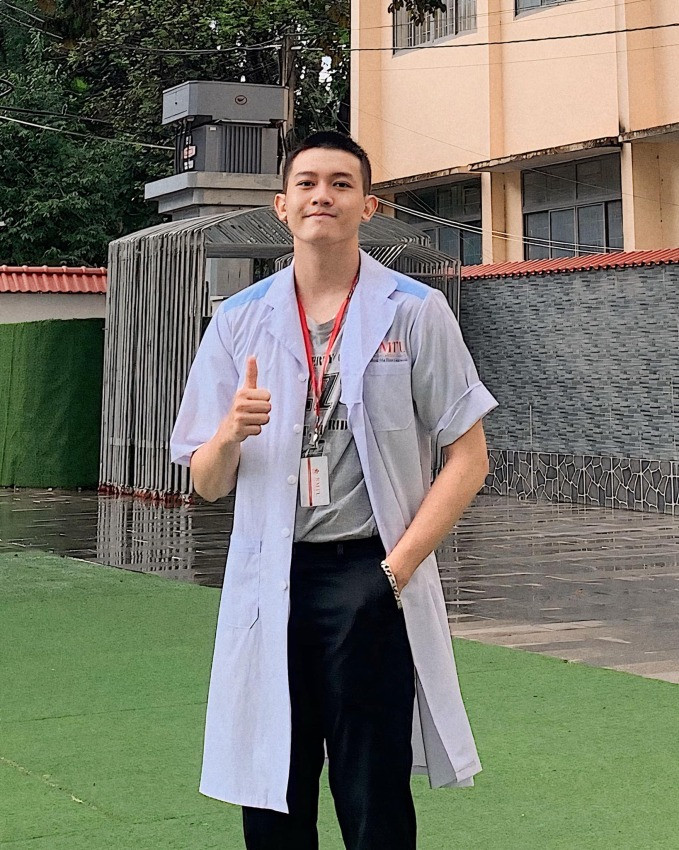 Ta Bi chia sẻ, mẹ anh từng rất vất vả, phải lao động để nuôi 3 người con và đóng tiền học cho chồng. Bố Ta Bi là bác sĩ da liễu chuyên khoa 2, hiện đã mất. 2 người chị của Ta Bi cũng theo ngành y. Để tiếp nối truyền thống gia đình, anh cũng theo ngành học này.