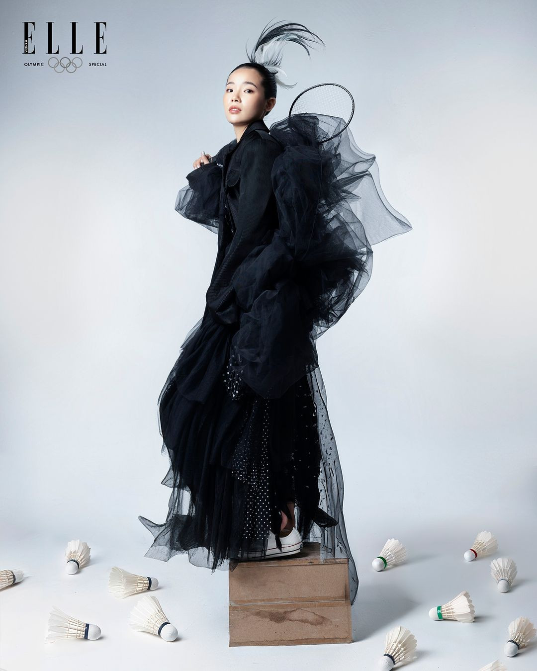 Trong bức ảnh của Elle, Thùy Linh xuất hiện đầy bất ngờ trong bộ cánh điệu đà được thiết kế riêng dành cho cô.