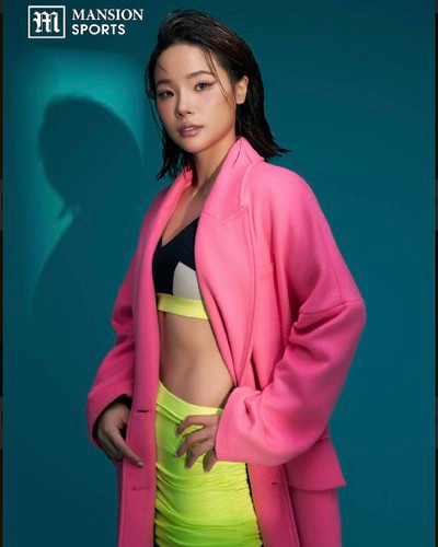 Thùy Linh sở hữu nụ cười sáng.