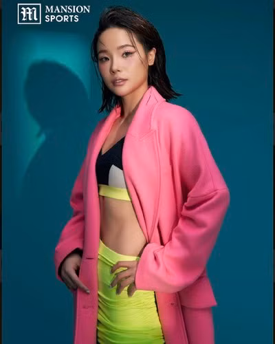 Thùy Linh sở hữu nụ cười sáng.