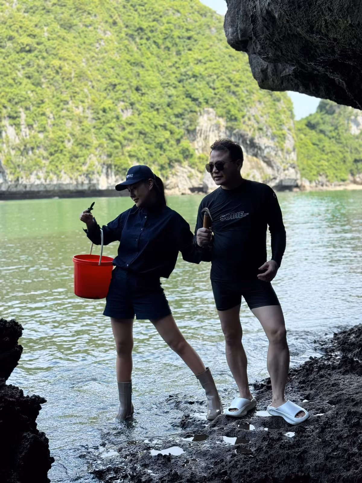 Thay vì đi nghỉ dưỡng tại các resort xa hoa, cặp vợ chồng gửi con cho người nhà ở Hà Nội chăm sóc và đăng ký tham gia một chuyến du lịch sinh tồn ba ngày tại Hạ Long. Họ cùng đoàn đi bắt hải sản, tự nấu nướng rồi trải nghiệm cuộc sống của một ngư dân.