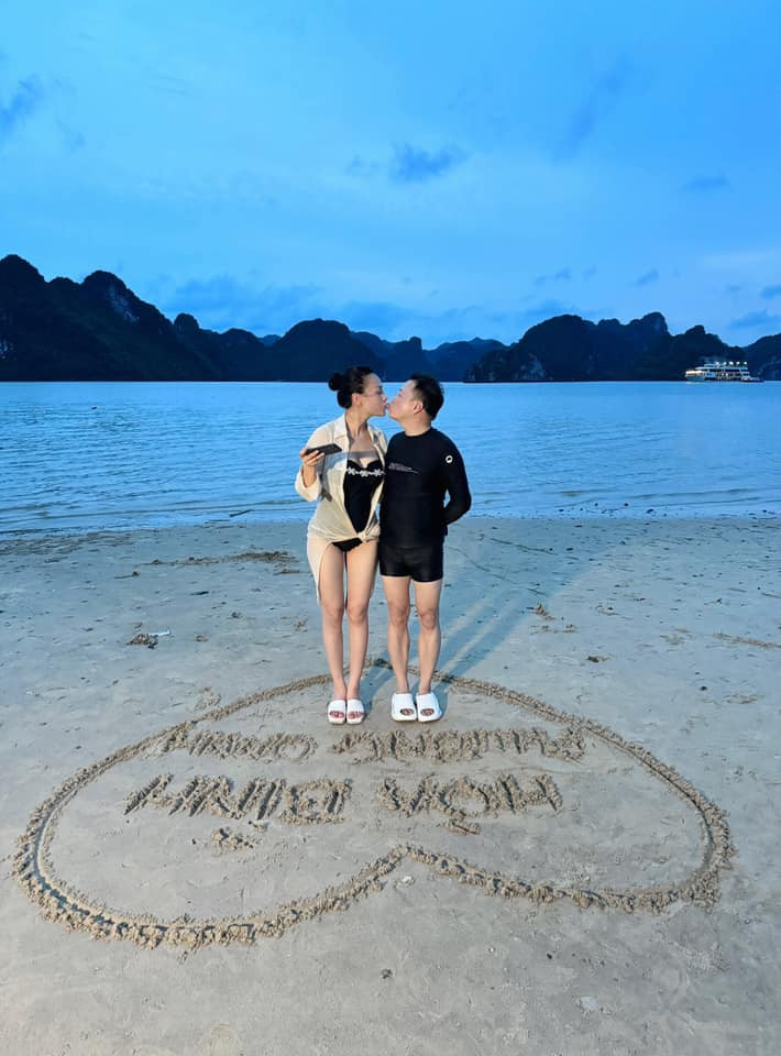 Nữ diễn viên cũng không ngại thả xích những bức hình "thơm thít tít mù hết cả lên" cực tình cảm.