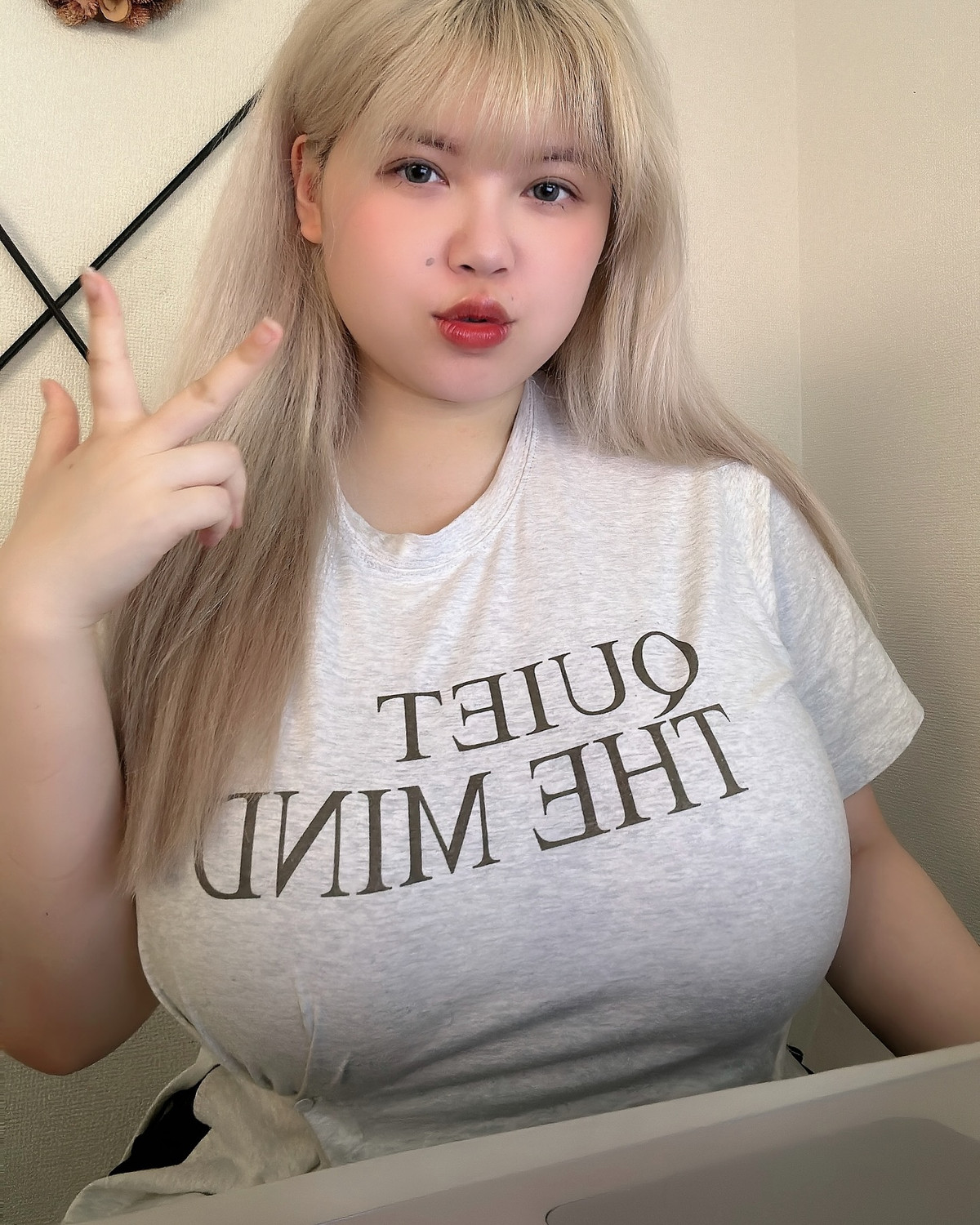 Tuy nhiên, nhìn những hình ảnh hiện tại, nhiều người đoán vòng 1 của cô nàng vẫn phải trên 100cm.