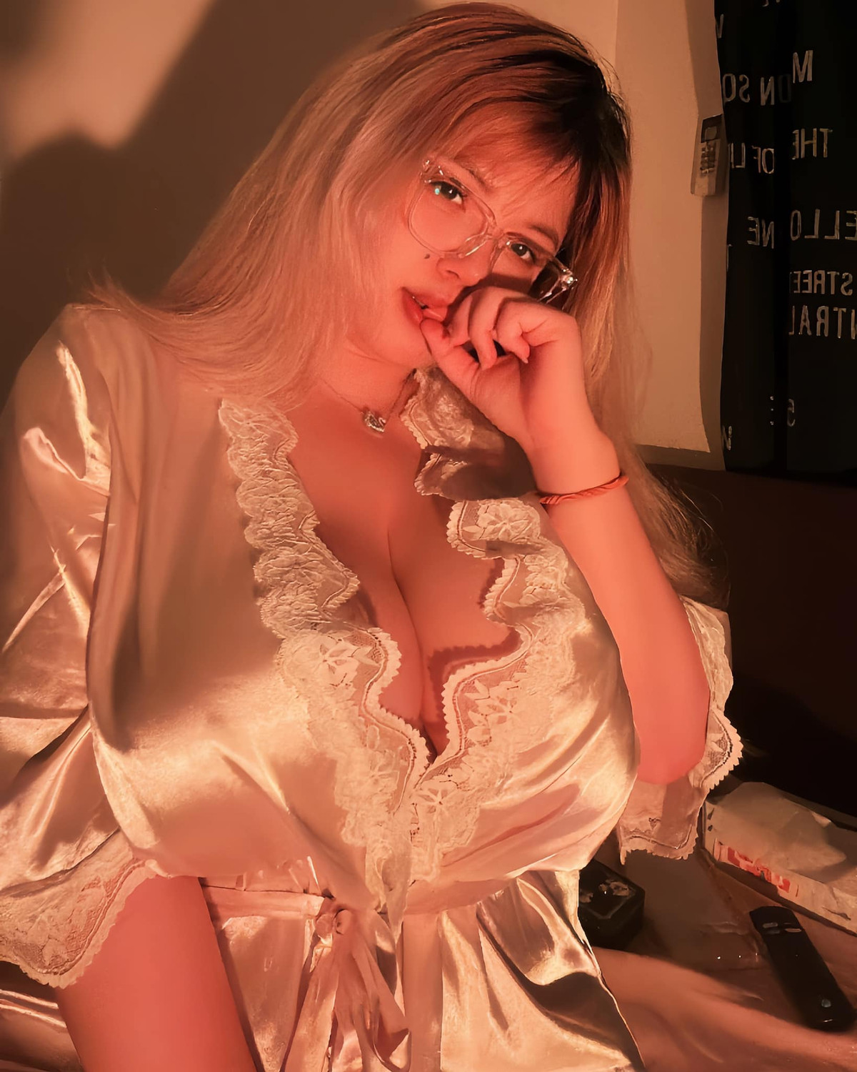 Do sở hữu vòng 1 quá khổ, cô nàng khi diện những thiết kế khoét sâu trông vô cùng gợi cảm.