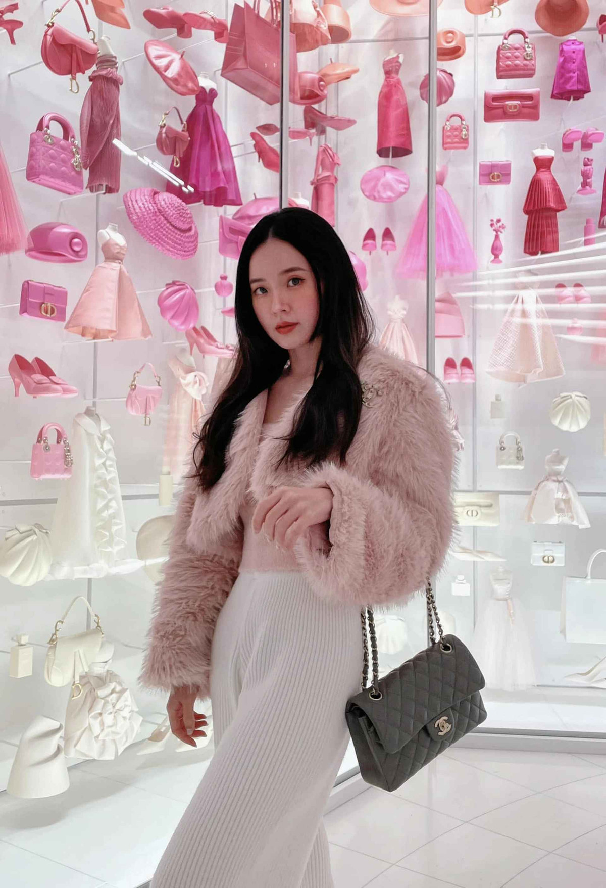 Midu còn có thành tích học tập ấn tượng, được biết đến nhiều hơn với vai trò giảng viên ngành Thiết kế thời trang, khoa Kiến trúc Mỹ thuật tại Đại học Hutech TPHCM. Hồi tháng 3, người đẹp 8X tốt nghiệp á khoa thạc sĩ, chuyên ngành Mỹ thuật ứng dụng tại Đại học Văn Lang TPHCM.