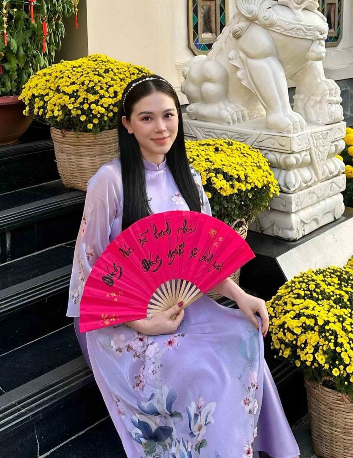 Trải qua 4 năm yêu nhau, Linh Rin và Phillip Nguyễn tổ chức đám cưới hoành tráng tại Manila (Philippines) vào cuối tháng 3/2023. Hội bạn thân gồm nhiều gương mặt hot girl Hà thành như Chi Pu, Hạnh Sino, Emily, Huyền Baby… đều có mặt để chúc phúc cho cặp đôi.