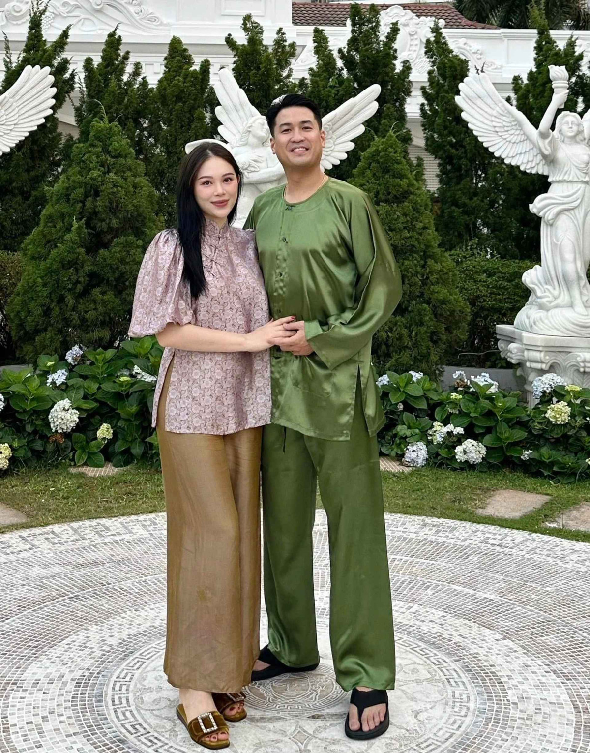 Tháng 10/2019, Linh Rin bất ngờ công khai chuyện tình cảm với thiếu gia Phillip Nguyễn. Từ đó, cô được cộng đồng mạng chú ý nhiều hơn.