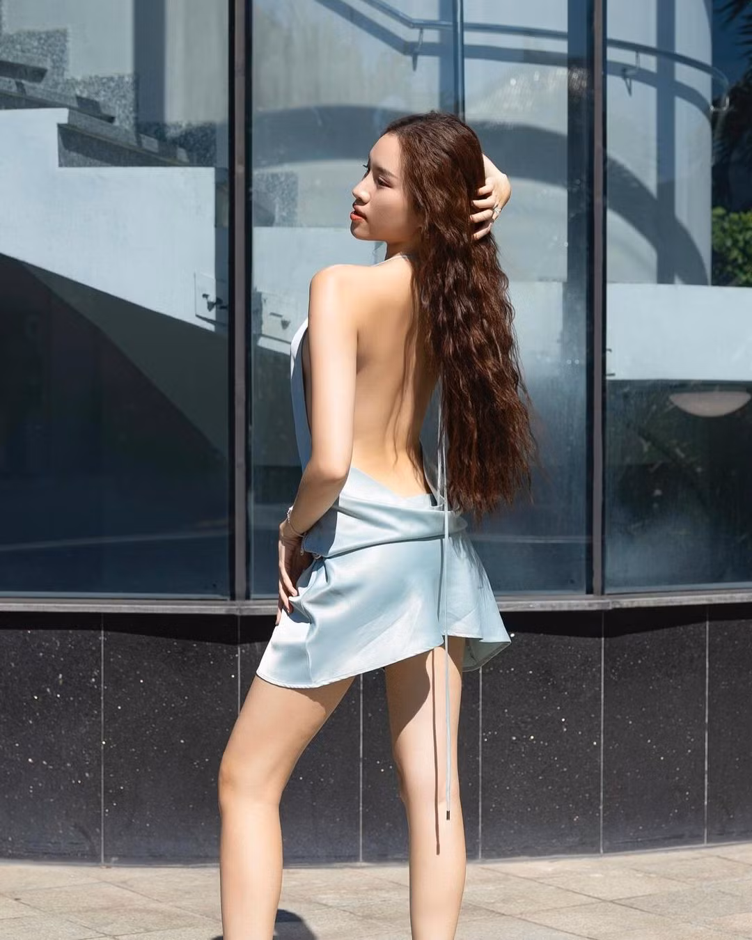 Với lợi thế hình thể, nữ MC xinh đẹp sinh năm 1996 không ngần ngại diện những item có đường cắt xẻ táo bạo.