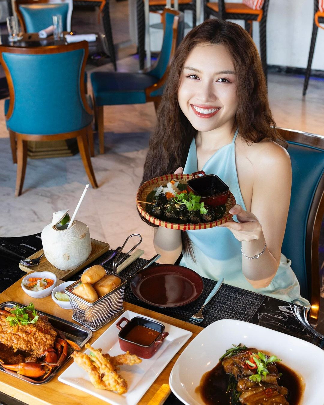 Với những outfit cực tôn dáng Thanh Thanh Huyền khiến người nhìn không thể rời mắt mỗi khi đứng trên sân khấu.