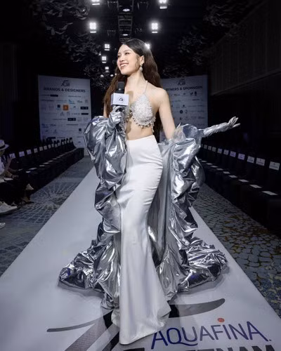 Không chỉ chọn trang phục ấn tượng, Thanh Thanh Huyền còn được ê kíp chọn layout trang điểm và làm tóc phù hợp.