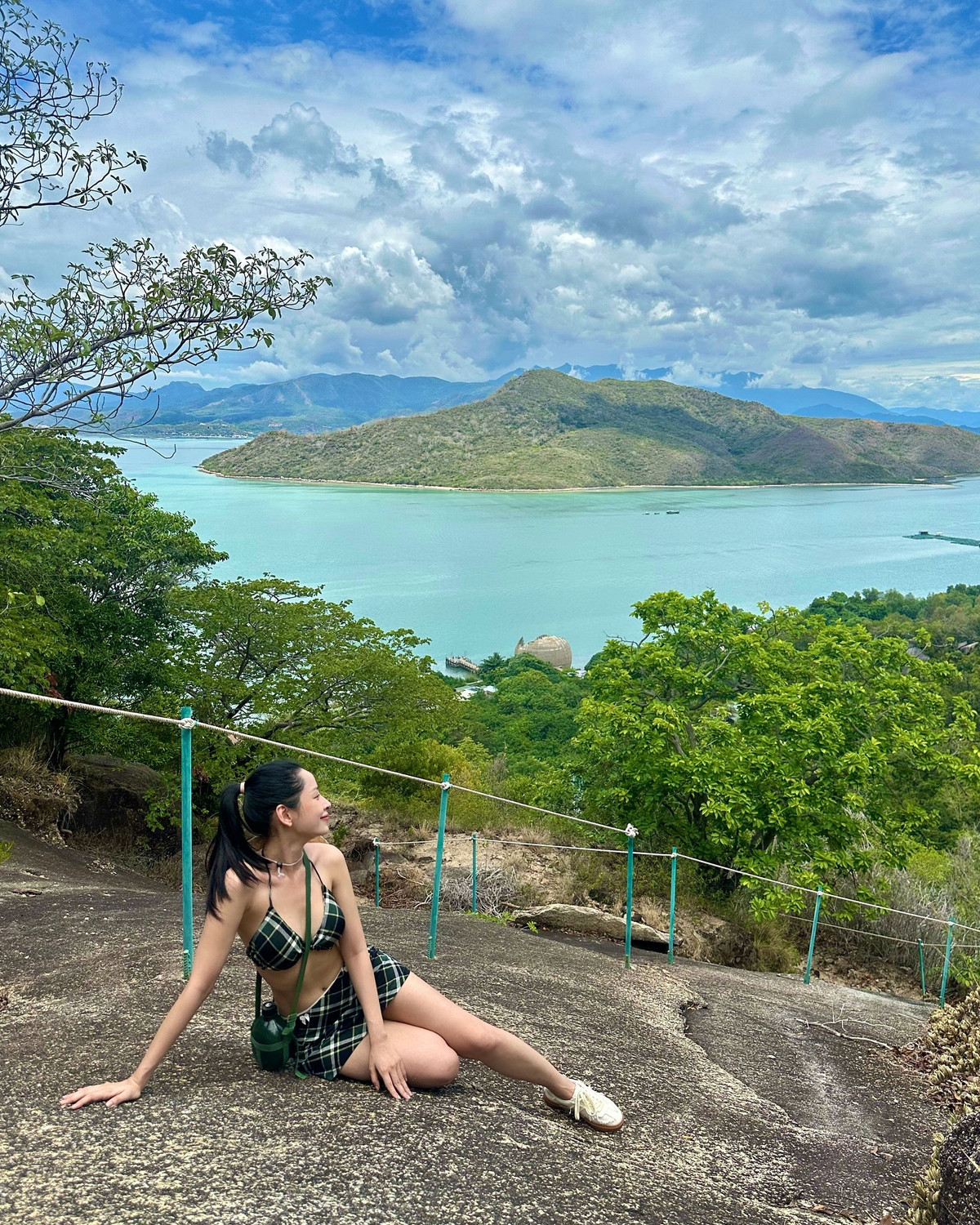 Trước đây, trong giai đoạn 2022 - 2023 người đẹp sinh năm 1993 khá chăm chỉ cập nhật những bài đăng khoe dáng nuột nà cùng loại trang phục này.