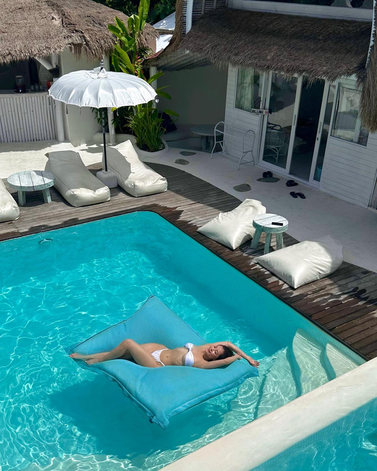 Lần cuối "đốt mắt" người xem của nữ ca sĩ đã là tận đầu năm ngoái. Trong khung cảnh bình yên, Chi Pu mặc bikini mà sao lại thơ đến thế.