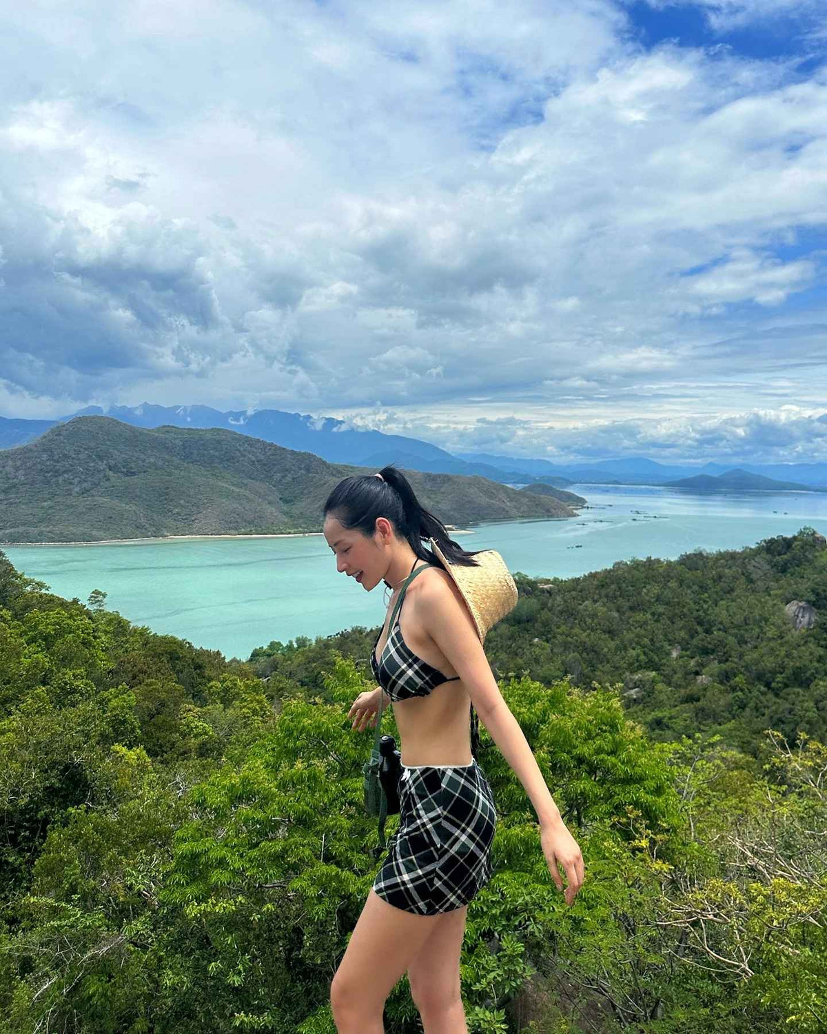 Cũng vì lâu lắm Chi Pu mới lại "comeback" với bikini khiến dân mạng phấn khởi, liên tục để lại bình luận thích thú.